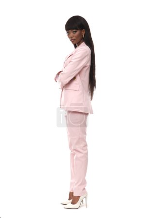 Foto de Joven morena de moda en un traje rosa. - Imagen libre de derechos