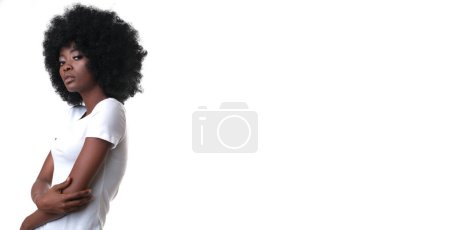 Téléchargez les photos : Belle femme avec une coiffure afro. - en image libre de droit