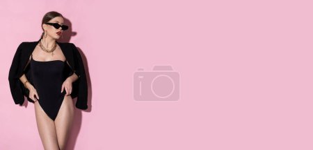 Téléchargez les photos : Femme à la mode en body noir avec veste et bijoux. - en image libre de droit