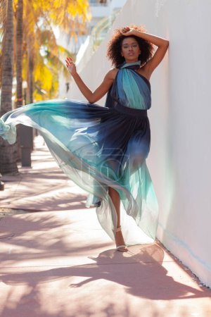 Foto de Una hermosa modelo negra en un vestido que fluye en las calles de Miami. - Imagen libre de derechos
