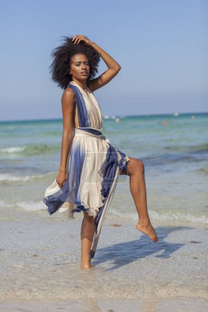 Foto de Una hermosa mujer negra en un vestido que fluye. - Imagen libre de derechos