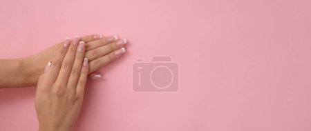 Téléchargez les photos : Manucure parfaite sur fond rose pastel. - en image libre de droit