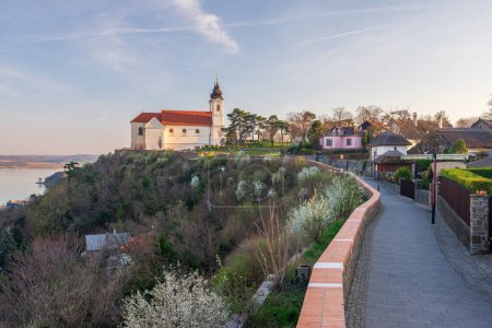 Téléchargez les photos : Vue sur la ville de Tihany au printemps sur la péninsule de Tihany. Tihany, lac Balaton, Hongrie. - en image libre de droit