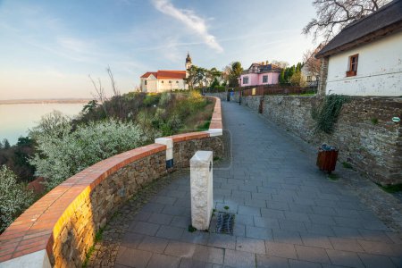 Téléchargez les photos : Vue sur la ville de Tihany au printemps sur la péninsule de Tihany. Tihany, lac Balaton, Hongrie. - en image libre de droit