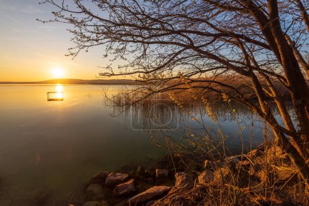 Téléchargez les photos : Coucher de soleil au lac Balaton près de Tihany, Sajkod, Hongrie. - en image libre de droit