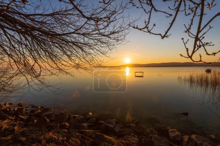 Téléchargez les photos : Coucher de soleil au lac Balaton près de Tihany, Sajkod, Hongrie. - en image libre de droit