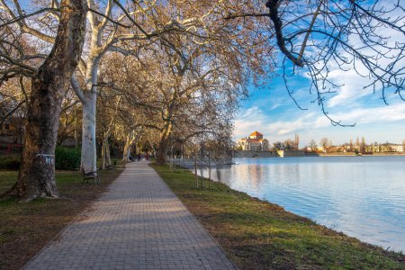 Téléchargez les photos : Château de Tata et vieille vue sur le lac dans la ville de Tata, Hongrie - en image libre de droit