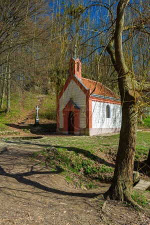 Pequeña capilla y la Fuente del Ámbar (Fuente Santa) Szent-kut (Borostyn-kut) Capilla cerca de la aldea húngara Bakonybel en Hungría.