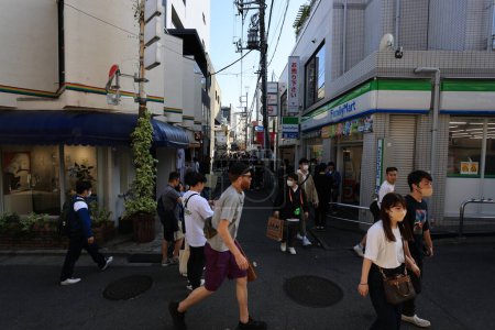 Foto de Tokio Japón Mayo 3 2023: Bajo Kitazawa o Shimokitazawa es uno de la famosa calle comercial, es bien conocido por la densidad de pequeños minoristas independientes de moda, cafés, teatros, bares y música en vivo ven - Imagen libre de derechos