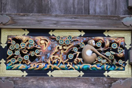 Foto de Nikko shi, Japón - tres monos sabios escultura se muestra en el santuario de Toshogu, Patrimonio de la Humanidad por la UNESCO - Imagen libre de derechos