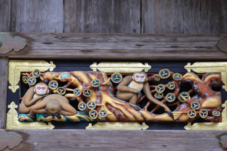 Téléchargez les photos : Nikko shi, Japon - trois singes sages sculpture est exposée dans le sanctuaire Toshogu, site du patrimoine mondial de l'UNESCO - en image libre de droit
