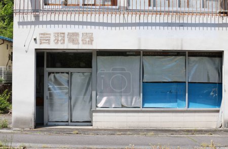 Téléchargez les photos : Kinugawa, Japon - 3 mai 2023 : le magasin d'électricité fermé dans le village de Kinugawa Onsen. Le Japon a connu le Covid, ainsi que le dépeuplement rural et le vieillissement de la population qui aggravent l'économie. - en image libre de droit