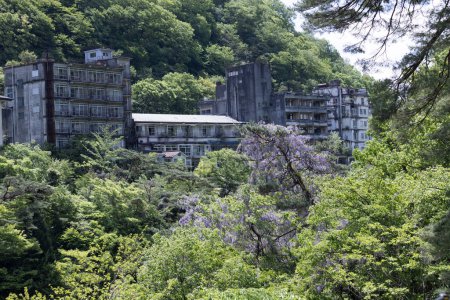 Téléchargez les photos : Kinugawa, Japon 2023 1 mai : hôtel de source chaude abandonné pendant la bulle des prix des actifs japonais près de la rivière Kinugawa et de la ville de Kinugawa - en image libre de droit