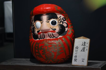 Téléchargez les photos : Kinugawa, Japon, 3 mai 2023 : une poupée Daruma peinte avec un œil à Kinugawa Onsen. c'est l'une des célèbres poupées traditionnelles au Japon - en image libre de droit