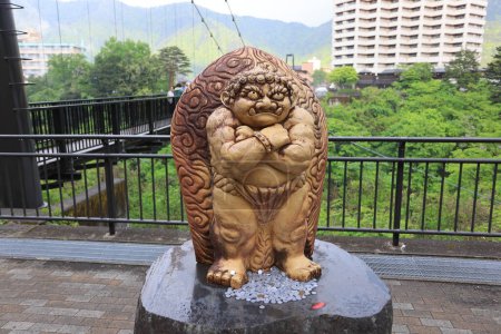 Téléchargez les photos : Kinugawa, Japon, 3 mai 2023 : statue oni à Kinugawa Onsen. An oni est une sorte de démon, d'orc, d'ogre ou de troll dans le folklore japonais. - en image libre de droit