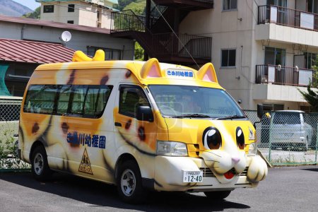 Téléchargez les photos : Kinugawa, Japon - 2 mai 2023 : autobus scolaire en forme de chat près de la maternelle à Kinugawa, une ville rurale japonaise. Japon expérience sous-remplacement fertilité, vieillissement de la population et dépeuplement rural - en image libre de droit