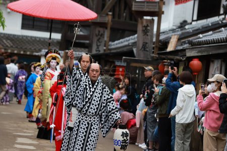 Téléchargez les photos : Nikko, Japon - 1er mai 2023 : l'artiste non identifié s'habille comme Geisha dans le défilé du parc d'attractions au Japon près de Kinugawa au Pays des Merveilles d'Edo. Edo Wonderland est edo peroid parc d'attractions au Japon - en image libre de droit