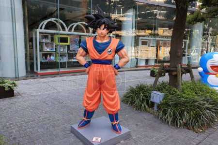 Foto de Tokio, Japón - 3 de mayo de 2023: Oficina de Bandai y estatua de Son Goku en Asakusa, Tokio. Bandai empresa es uno de los grandes es un fabricante de juguetes multinacional japonesa y distribuidor - Imagen libre de derechos