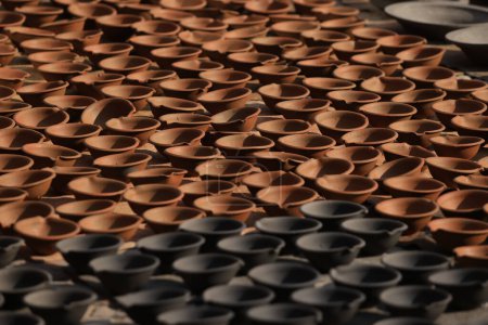 Téléchargez les photos : Potter is under sun-dried pocessing in the Talako Tole or so called pottery square. - en image libre de droit