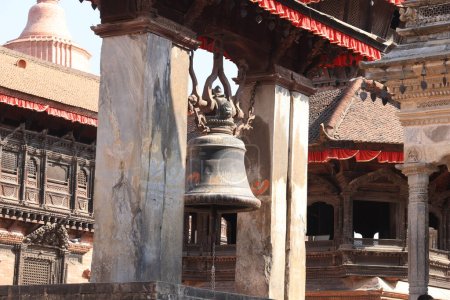 Téléchargez les photos : Cloche Taleju sur la place Bhaktapur Durbar, la cloche sonne pendant le culte de la déesse taleju - en image libre de droit