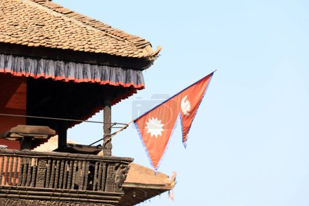 nepali flagge mit dem alten gebäude in bhaktapur durbar square