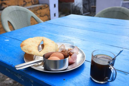 Pain Gurung et ?ufs avec le thé noir nepali, un petit déjeuner traditionnel népalais dans le pavillon à l'intérieur du cercle de trekking poonhill