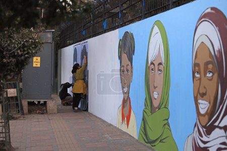 Téléchargez les photos : Katmandou, Népal 29 novembre 2023 : un travailleur peint le mur à l'extérieur du bureau de l'Unicef à Katmandou L'UNICEF est le successeur du Fonds international d'urgence pour l'enfance des Nations Unies. - en image libre de droit