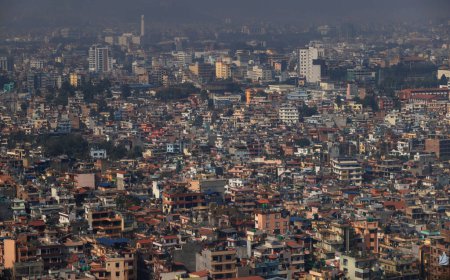 Gedrängtes Haus im Drohnenblick auf Kathmandu, die Hauptstadt Nepals