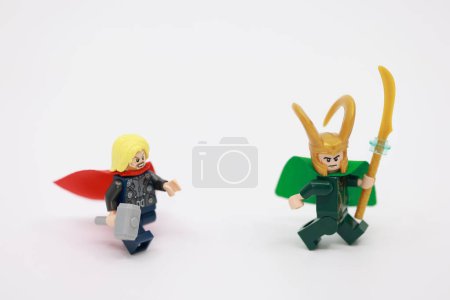 Foto de Hong Kong - 3 de abril de 2024: Thor persigue a Loki - Imagen libre de derechos