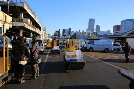 Téléchargez les photos : Tokyo, Japon- 15 janvier 2018 : les travailleurs sont occupés au marché de Tsukiji. En juin 2017, les plans pour déplacer le marché aux poissons ont été relancés, mais reportés à l'automne 2018 en juillet - en image libre de droit