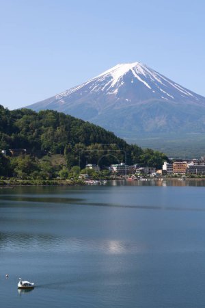 Mt. Fuji à Kawaguchiko par beau temps avec un pédalo en forme de canard