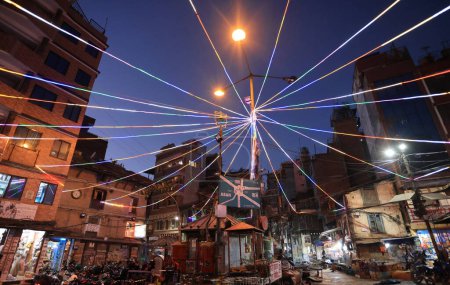 vista nocturna del mercado de Asan en Katmandú, nepal durante el Festival de las Luces, diwali