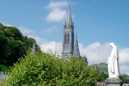 Foto de Virgen y basílica de Lourdes, en los Altos Pirineos, Francia - Imagen libre de derechos