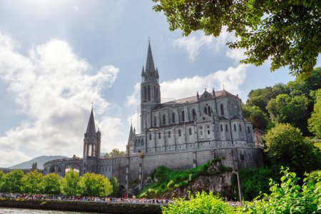 Foto de Vista de la catedral de Lourdes, Francia - Imagen libre de derechos