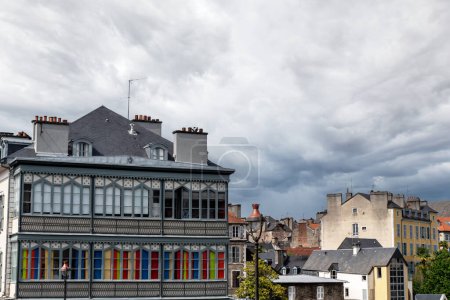 Foto de Colorido edificio en Pau, en el granero, el Nouvelle Aquitania, Francia - Imagen libre de derechos