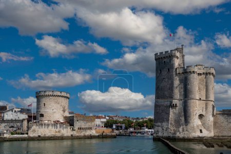 Ciudad de La Rochelle, Francia Antiguo puerto con torres de castillo medievales en la costa atlántica de Charente-Maritime