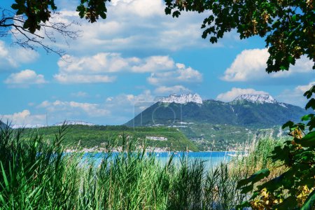 vista del lago Annecy en verano