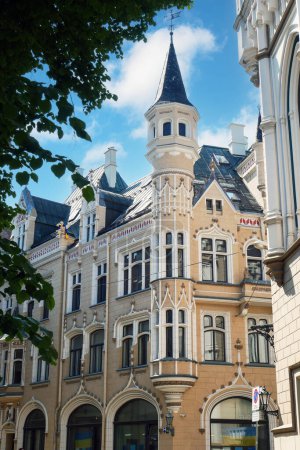 le bâtiment à côté de Riga Great Guild Hall, près de la place Livonienne, rue Amatu