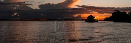 Dramatischer Sonnenuntergang über dem Amazonas in Kolumbien, aufgenommen vom Amacayacu Nationalpark.