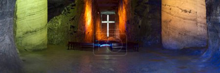 Foto de La Catedral de la Sal de Zipaquira subterránea Iglesia Católica Romana construida dentro de los túneles de una mina de sal a 200m bajo tierra en una montaña halita cerca de la ciudad de Zipaquira, en Cundinamarca, Colombia. - Imagen libre de derechos