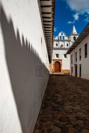 A few meters from the main square of Villa de Leyva, is the church of Nuestra Senora del Carmen, built in 1850, in which two Andalusian-style chapels are joined, built in honor of the Marian dedication of Carmen.