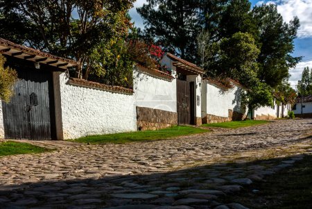 L'architecture coloniale de la Villa de Leyva, qui remonte au XVIe siècle, est un trésor qui nous relie au passé colonial de la Colombie. Ses caractéristiques résident dans sa sobriété et sa fonctionnalité, ainsi que dans les épais murs en adobe, construits à mai