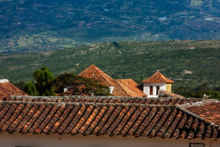 Die aus dem 16. Jahrhundert stammende Kolonialarchitektur der Villa de Leyva ist ein Schatz, der uns mit Kolumbiens kolonialer Vergangenheit verbindet. Seine Charakteristika liegen in seiner Nüchternheit und Funktionalität sowie den dicken Lehmwänden, die auf Mais gebaut wurden.