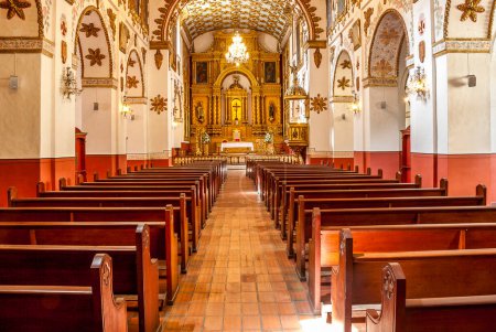 Téléchargez les photos : L'église de Nuestra Senora de la Candelaria est un temple colombien de travail catholique dédié à la Vierge Marie sous l'invocation de La Candelaria, il est situé sur la Calle 11 avec Carrera 4, dans le quartier de La Candelaria. - en image libre de droit