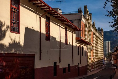 La Candelaria est la ville numéro 17 dans le district de la capitale de Bogota, capitale de la Colombie, située au centre-est de la métropole de Bogota. La ville a été fondée le 6 août 1538 et la première église a été construite. Cette ville englobe l'histo