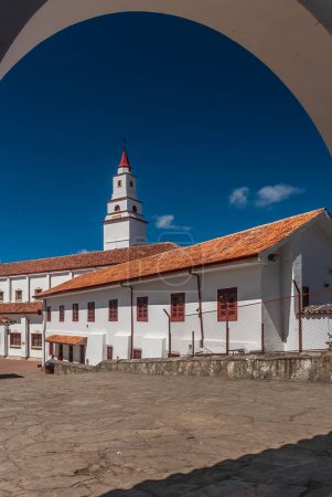 Téléchargez les photos : Le Sanctuaire Basilique du Seigneur déchu de Monserrate est une basilique mineure de culte catholique située au sommet de la colline de Monserrate, à l'est de Bogota, qui est consacrée sous l'invocation du Seigneur déchu de Monserrate. La basilique, inaug - en image libre de droit