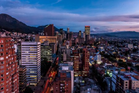 Foto de Bogotá, oficialmente Bogotá Distrito Capital, es la capital de la República de Colombia y el departamento de Cundinamarca - Imagen libre de derechos