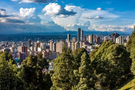 Bogota, offiziell Hauptstadt des Distrikts Bogota, ist die Hauptstadt der Republik Kolumbien und das Departement Cundinamarca