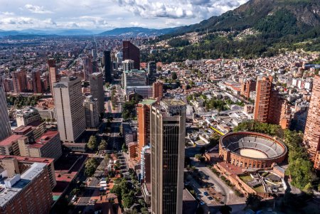 Foto de Bogotá, oficialmente Bogotá Distrito Capital, es la capital de la República de Colombia y el departamento de Cundinamarca - Imagen libre de derechos