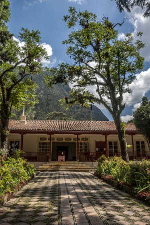 Téléchargez les photos : La Quinta de Bolivar est un musée de style colonial situé près de la ville de La Candelaria. Outre son intérêt architectural, il est pertinent d'un point de vue historique pour avoir servi de résidence à Simon Bolivar dans la ville de - en image libre de droit
